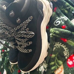 Sorel woman’s boots waterproof new